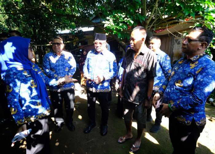 Prihatin Ada Warga Sebatangkara Tinggal di Bekas Kandang Ayam, Bupati Husniah Langsung Turun Berikan Bantuan