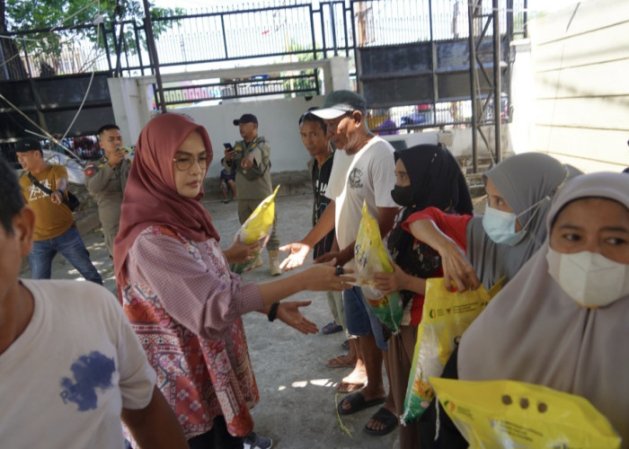 Wagub Sulsel dan Pimpinan Dewan Bagikan Beras ke Warga Sekitar Gedung DPRD Sulsel