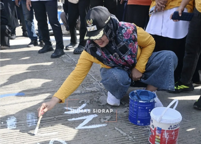 Ribuan Pelajar di Sidrap Manfaatkan    Jalan Beton 3 Kilometer untuk Melukis