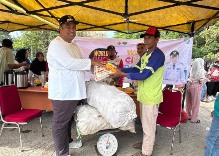 World Clean Up Day, Warga Maros Tukar Sampah dengan Beras dan Minyak