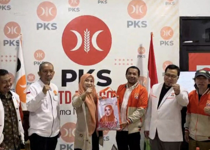 Meity Bagi Ratusan Paket Ramadan ke Pengurus DPD dan Anggota Pelopor PKS Sulsel