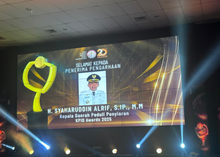 Bupati Syaharuddin Alrif Raih Penghargaan “Bupati Peduli Penyiaran” KPID Award 2025