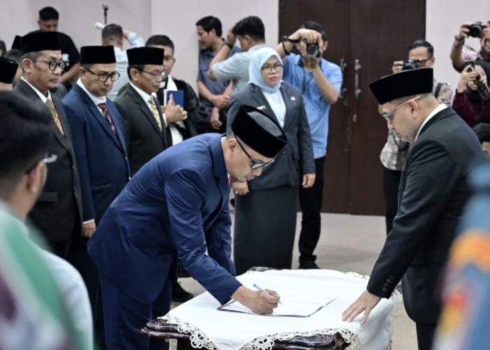 Dilantik Ketua Dewas PDAM, Andi Zulkifly Dorong Peningkatan PAD
