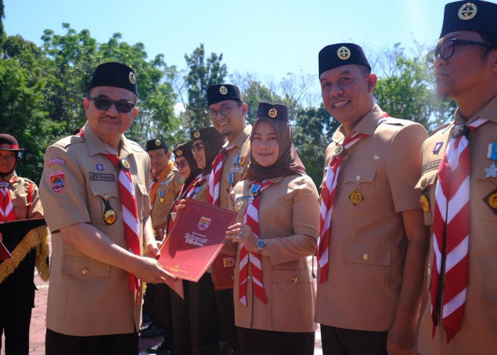 Ikuti Jejak Bupati Husniah, Ketua PPK Gowa Terima Penghargaan Kepramukaan Lencana Pancawarsa III