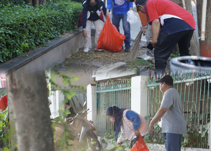 Gerakan WCD, Bapenda Makassar Bergotong Royong Kerja Bakti di Jl. Haji Bau