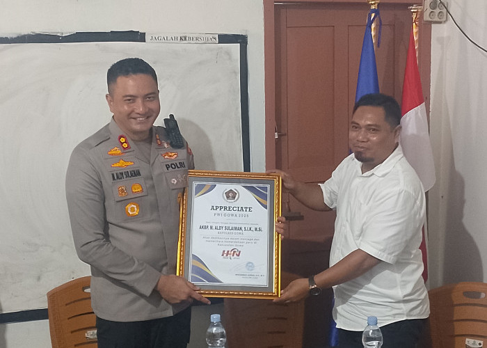Silaturrahmi ke Sekretariat PWI, Kapolres Gowa Terima Piagam Apresiasi