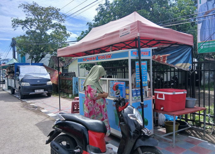 Depan RSUD Padjonga Daeng Ngalle Kian Semrawut, PKL Manfaatkan Trotoar