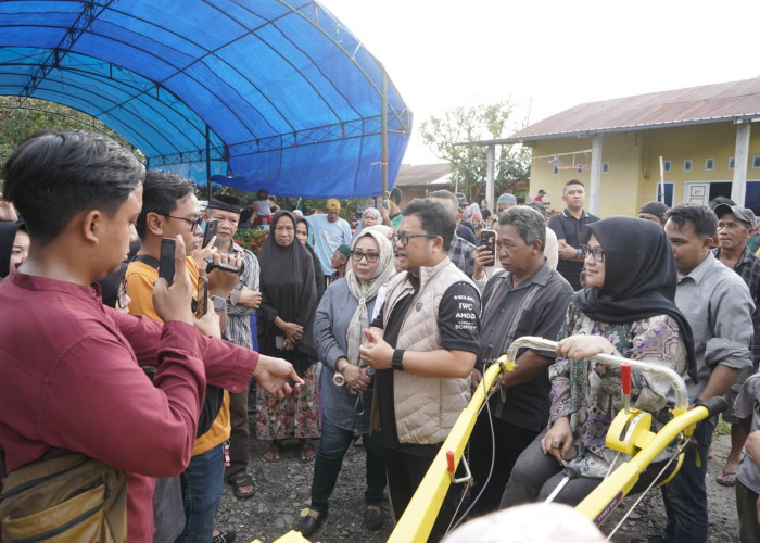Perkuat Swasembada Pangan, Wabup DM-Tenri Indah Kembali Salurkan Bantuan Alsintan Kementan RI