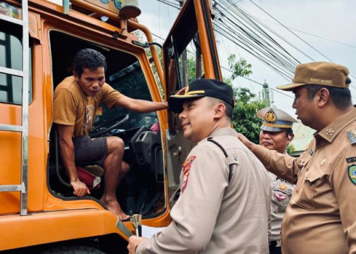 Bupati dan Kapolres Maros Hentikan Truk Tambang, Ingatkan Aturan Operasional