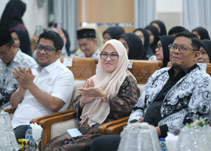 13 Guru Berprestasi dan Berdedikasi di Gowa Terima Penghargaan