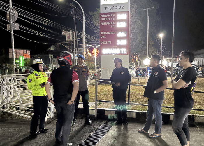 Bukan Cuma Amankan Antrean BBM, Polisi Takalar Bagi Makanan untuk Warga yang Bertahan hingga Malam