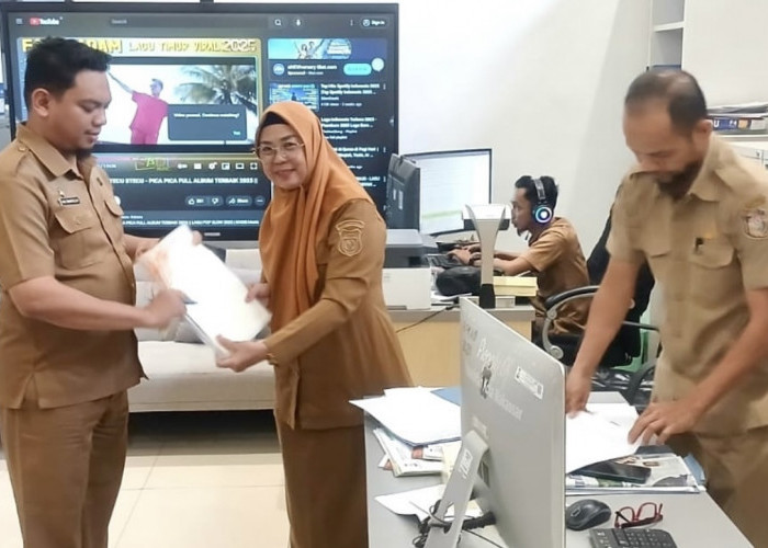 Distan Makassar Serahkan 25 Sertipikat Aset Pemkot ke BPKAD
