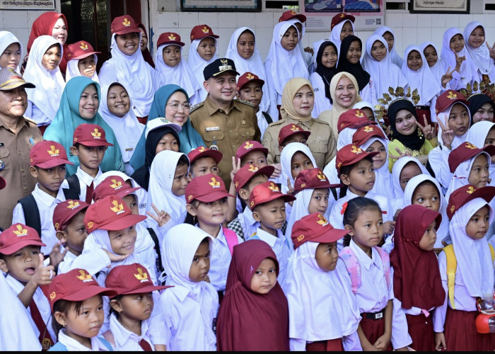 Pemkot Makassar Salurkan Seragam Sekolah Gratis bagi 150 Siswa di Kepulauan 