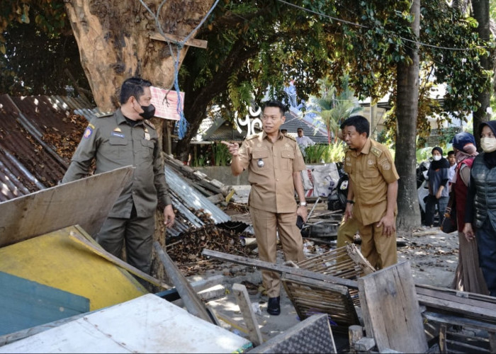 7 Tahun Berdiri Diatas Trotoar dan Drainase, 27 Lapak PKL di Kecamatan Tallo Ditertibkan