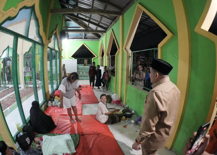 Pastikan Logistik Pengungsi, Appi Tinjau Warga Terdampak Banjir di Blok 10 Antang