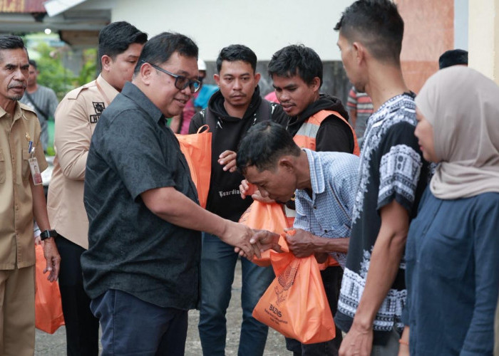 Bupati Takalar Serahkan 238 Paket Lebaran dari Baznas kepada Tenaga Teknis