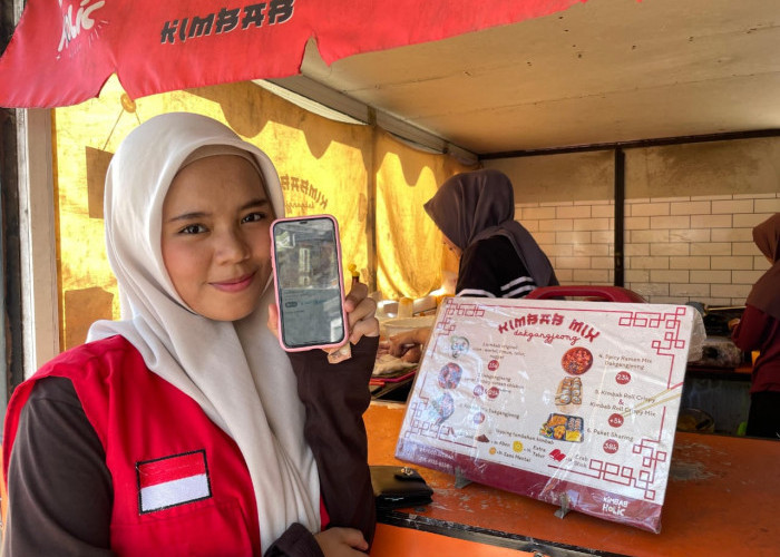Mahasiswi Sosiologi Fisip Unhas Dorong UMKM Lautang Benteng Go Digital Melalui Google Maps dan QRIS