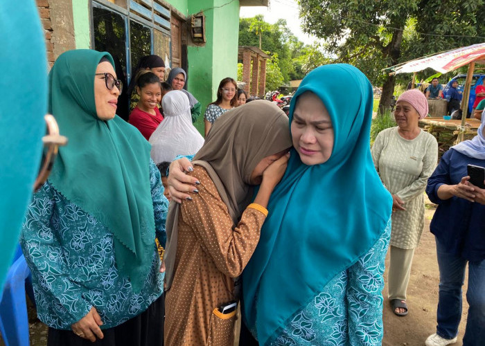 Bahagia Terima Bantuan, Warga Miskin Ekstrem Menangis Dipelukan Ketua PKK Gowa