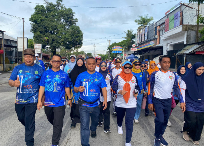 Bupati dan Wabup Sidrap Membaur dengan Ribuan Peserta Jalan Santai HUT PGRI dan Korpri