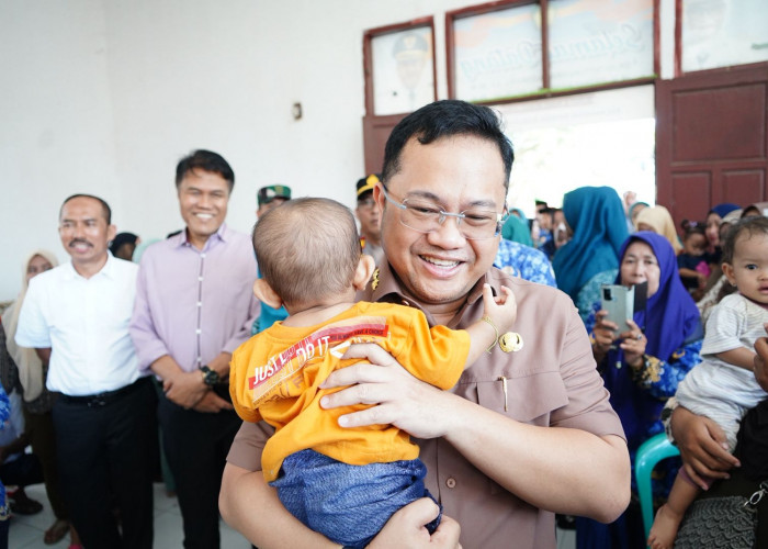 Wabup DM Sisihkan Dana Pribadi Bantu Keluarga Stunting