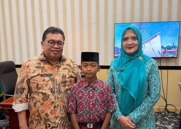 Bupati Takalar Serahkan Penghargaan kepada Burhan, Peraih Juara 3 Nasional Lomba Dongeng