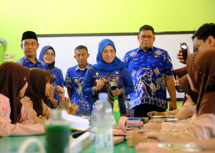 Sambut Gembira Bantuan Seragam Sekolah Gratis, SMPN 1 Sungguminasa Bagikan ke 495 Siswa