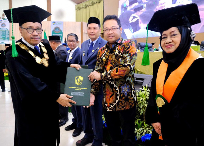 Wabup DM Terima Penghargaan Alumni Berprestasi di Milad 71 Tahun UMI Makassar