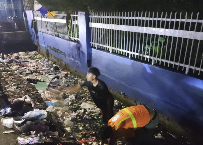 Gerak Cepat, Satgas Kebersihan Tamalate Bersihkan Sampah Menumpuk di Jalan Mallengkeri