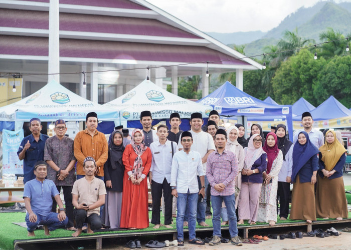 KPU Soppeng Bagi Takjil dan Sosialisasi PDPB di Bulan Ramadhan