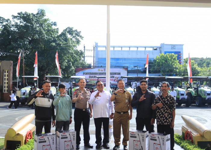 Bupati Takalar Serahkan Bantuan Alsintan untuk Kelompok Tani Binaan Polri
