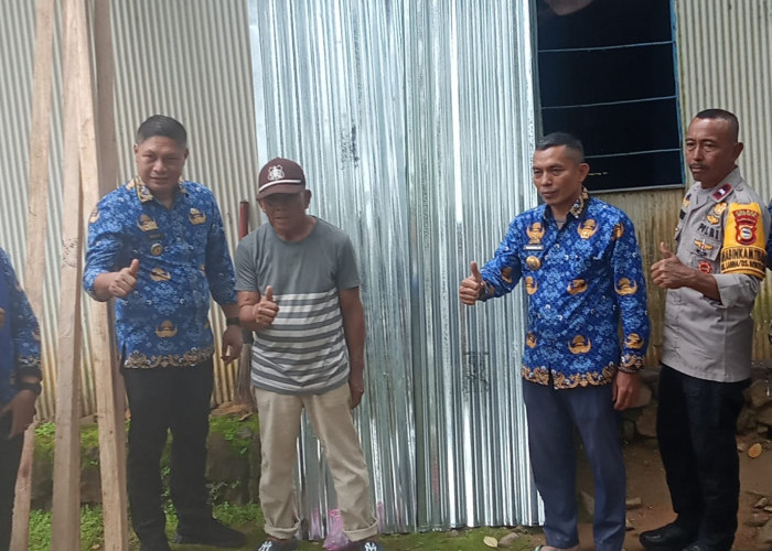 Camat Parangloe-Lurah Lanna Salurkan Bantuan Perbaikan Rumah Warga Miskin Ekstrem