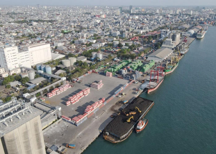 Pelabuhan Makassar Catat Pertumbuhan Positif Arus Bongkar Muat pada Semester I - 2026