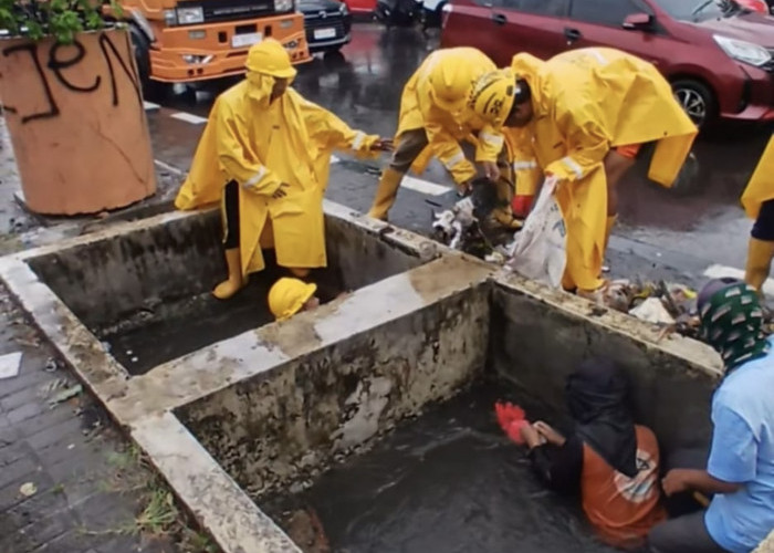 Gerak Cepat Satgas Drainase Makassar Tangani Genangan di Sejumlah Ruas Jalan