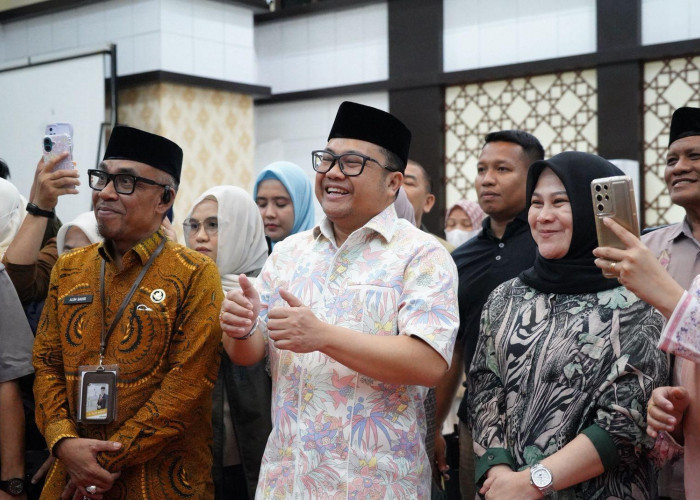 Weekend, Wabup DM Membaur dengan Jemaah Haji Gowa Kloter 7