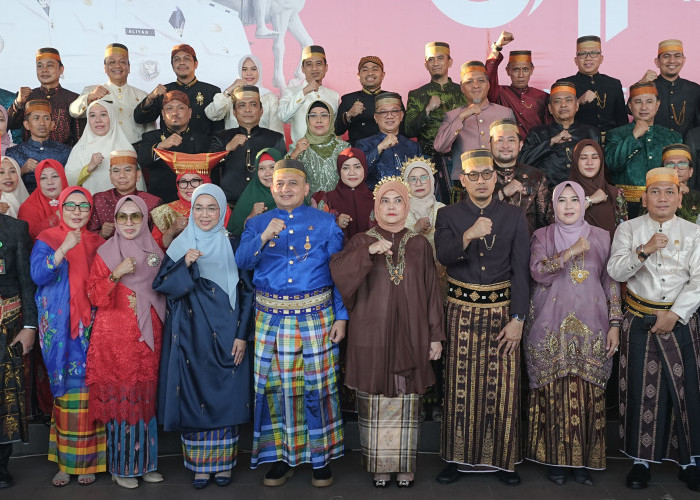 Munafri-Aliyah Kenakan Pakaian Adat saat Upacara Penurunan Bendera HUT RI ke-81
