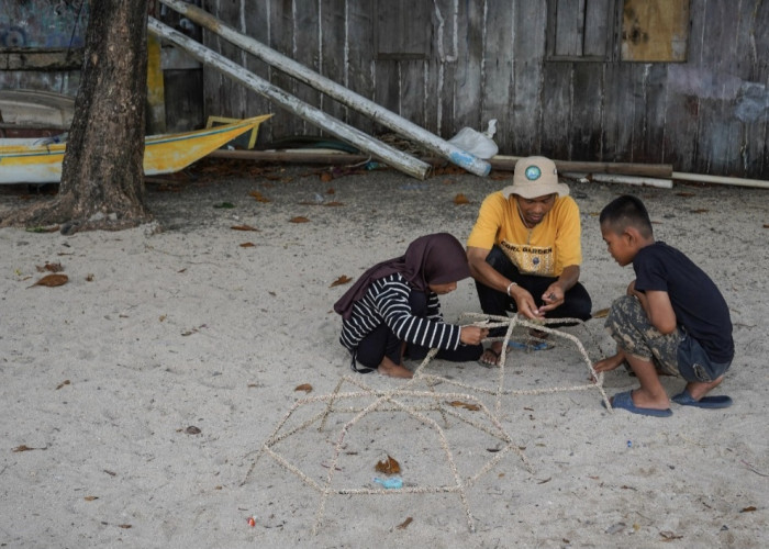BERITA FOTO:  Transplantasi Karang dan Pelepasan Tukik Warnai Aksi Konservasi di Pulau Barrang Caddi
