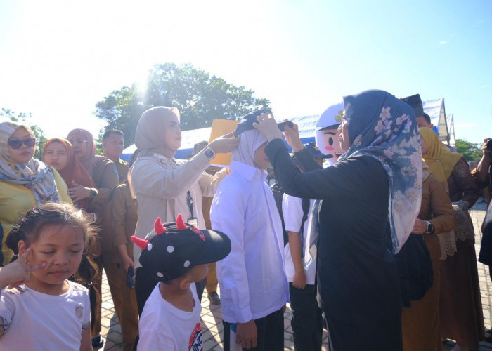 Tunaikan Janji Politik, HatiDamai Salurkan Seragam Sekolah Gratis