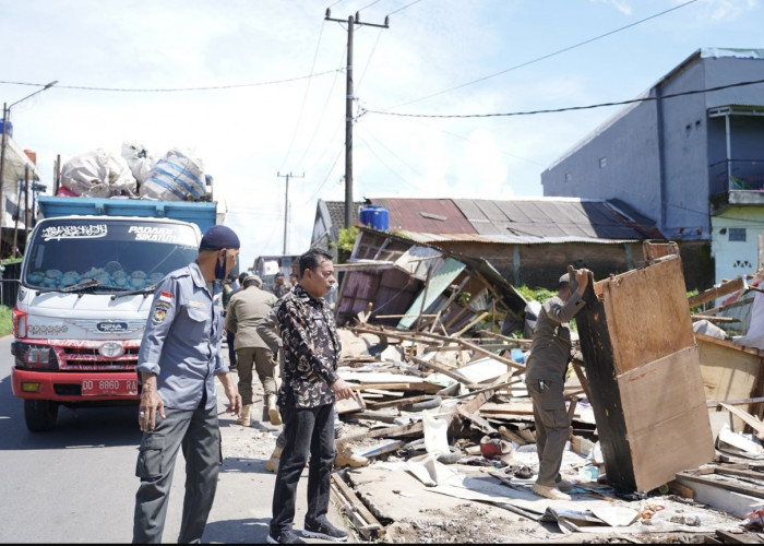 Sinergi Kecamatan Biringkanaya Tertibkan 8 Lapak PK5 di Kawasan Asrama Haji
