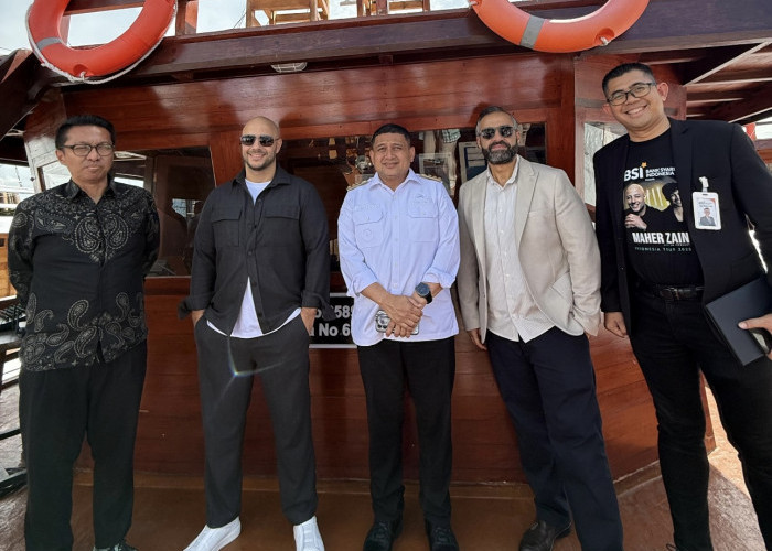 Maher Zain dan Wali Kota Nikmati Makanan Khas serta Keindahan Laut Makassar
