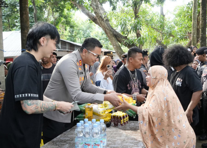 Kapolres Gowa-Selebgram Singapura Bagi Sembako ke Warga Bantaran Sungai Jeneberang