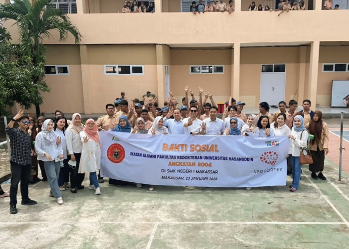 Peduli Kesehatan Remaja, Alumni Kedokteran UNHAS Angkatan 2004 Gelar Bakti Sosial di SMKN 1 Makassar