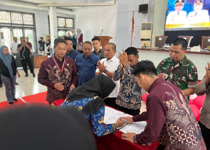 Pemkab Sidrap Serahkan 310 SK Pengangkatan PPPK