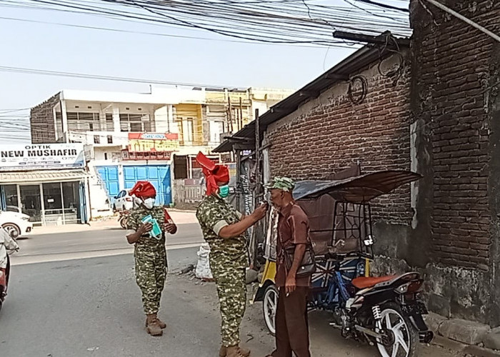 Tanggap Kabut Asap Karhutla, Kodim Gowa Bagi-bagi Masker