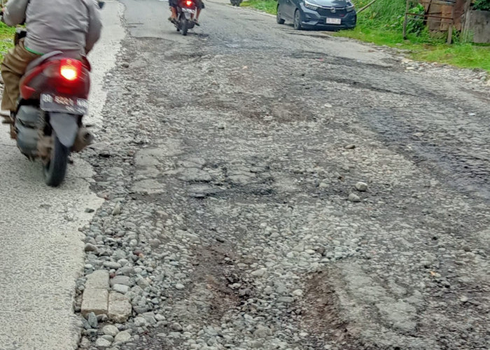 Ruas Sungguminasa-Malino Rusak Berat, Lubang Menganga Intai Pengendara