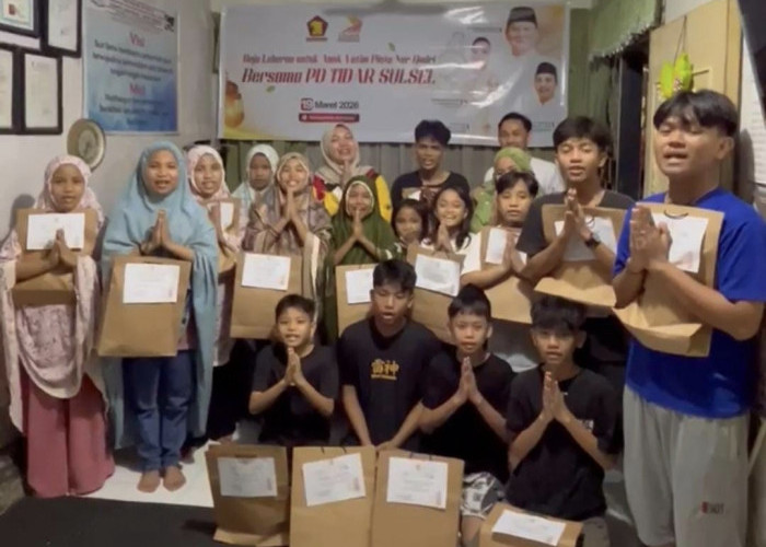 Berbagi Kebahagiaan Ramadan, Ketua TIDAR Sulsel Vonny Ameliani Bagikan Baju Lebaran untuk Anak panti Asuhan