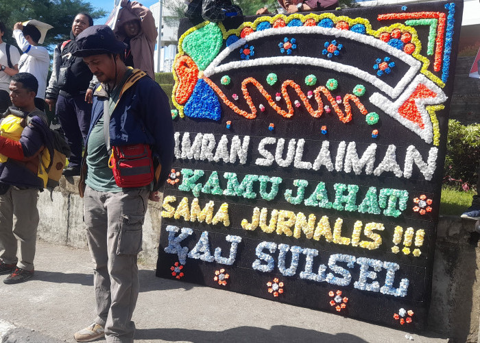 KAJ Sulsel Gelar  Aksi Solidaritas  di AAS Building Atas Gugatan Mentan Amran ke  TEMPO 