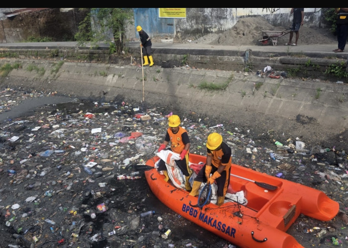 Pemkot Makassar Kerahkan Tim Gabungan Bersihkan Sampah di Kanal Bara-Baraya
