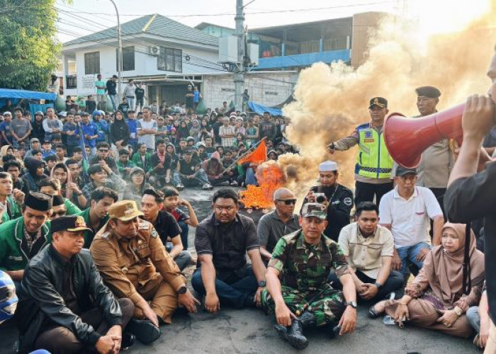 Momen Bupati Maros Bersama Forkopimda Duduk di Aspal, Sambut Aksi Damai