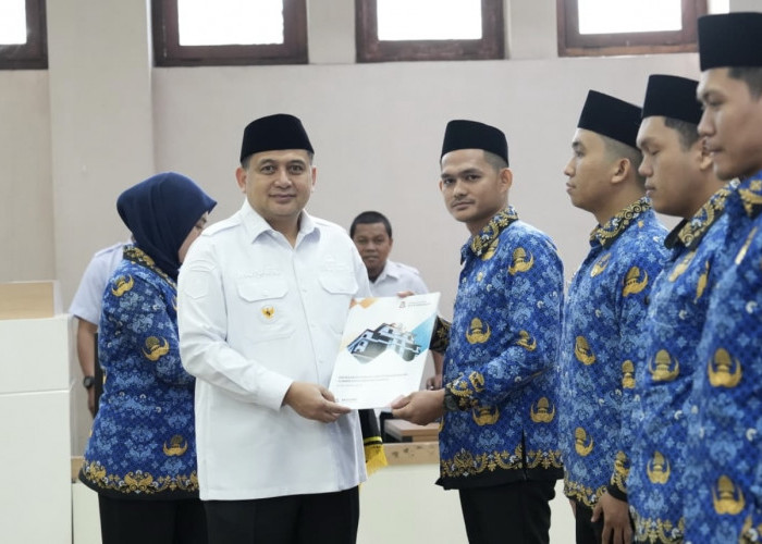Appi Ambil Sumpah dan Serahkan SK 167 PNS Baru Pemkot Makassar