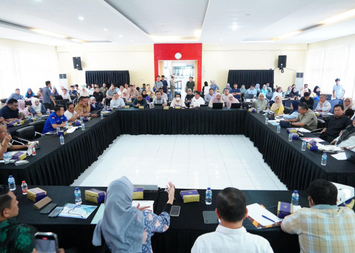 Rapat Maraton, Banggar DPRD Sulsel Bahas APBD Hingga Larut Malam